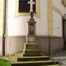 Kříž u kostela Nejsvětější Trojice v Opočně