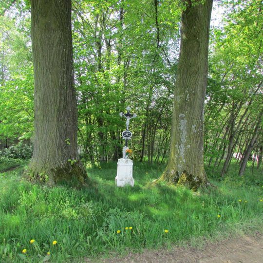 Kříž u zemědělských staveb ve Chvojnově