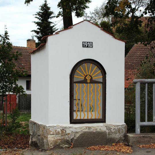 Kaplička v Meziříčí u Vlásenického potoka