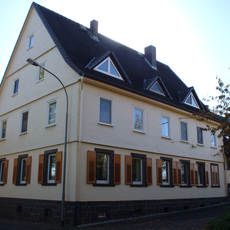 Wohnhaus und Einfriedung