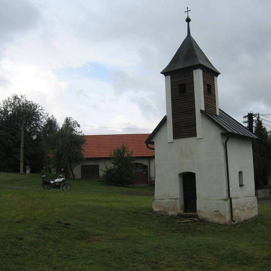 Kaple ve středu Jeníkova u Vlašimi