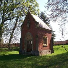 Kaple severovýchodně od Hrob