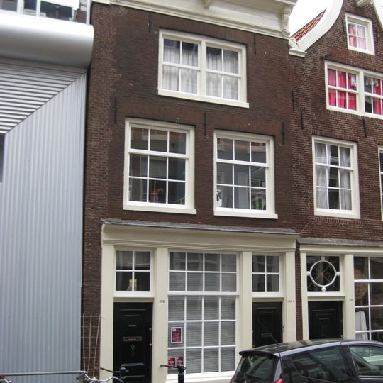 Huis met gevel onder rechte lijst met consoles en dakkapel