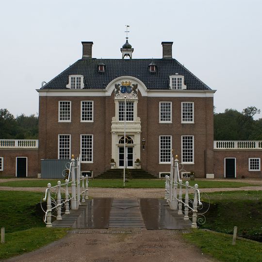 Zwaluwenburg: toegangshek met hekwerk