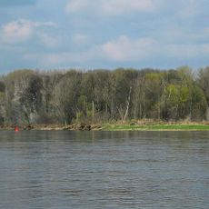 Einzeldenkmal der Sachgesamtheit Schloss, Schlosspark und Rittergut Gauernitz: Gedenksäule auf einer Gauernitzer Elbinsel (siehe auch Sachgesamtheitsliste, Schloss 1/2 – Objekt 09302977)