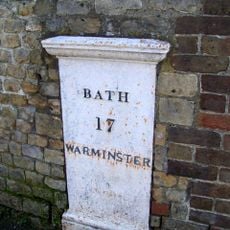 Milestone to north of No 42