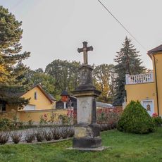 Kříž v Řepové uprostřed vesnice