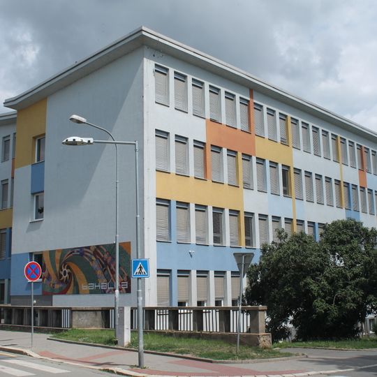 Budova školy na Bakalově nábřeží v Brně