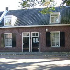 Wevershuisje met gepleisterde gevel en pannen zadeldak