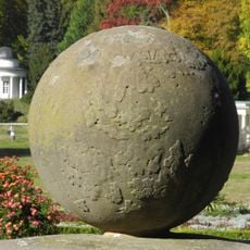 Einer von zwei historischen steinernen Globen westlich vor Schloss Wilhelmshöhe im Bergpark Wilhelmshöhe.
