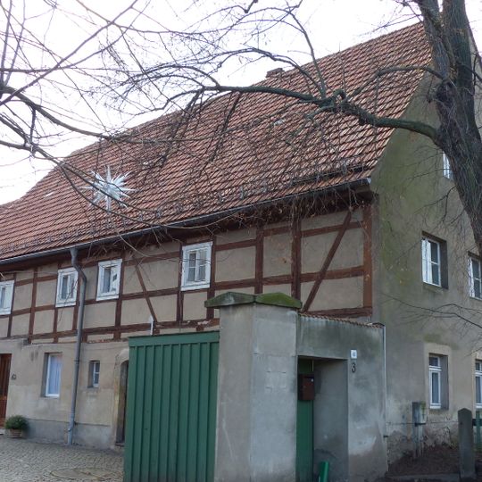 Wohnstallhaus, Scheune und Hofeinfahrt eines Dreiseithofes Großenhainer Straße 43