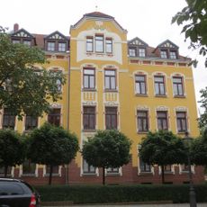 Mietshaus in halboffener Bebauung mit Vorgarten (bauliche Einheit mit Luisenplatz 13) Luisenstraße 1