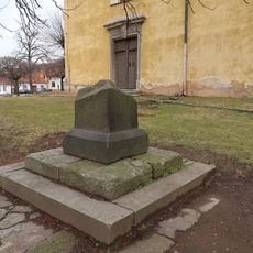 Kamenný podstavec u kostela sv. Martina v Cerhovicích