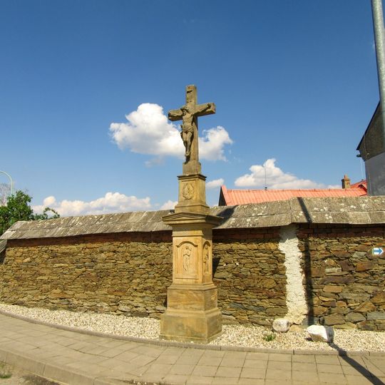 Kříž v Cholině na křižovatce