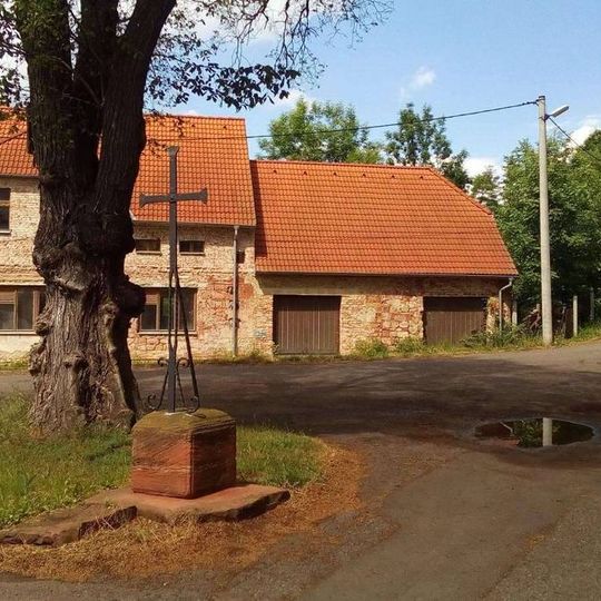 Kříž před kostelem v Kryrech