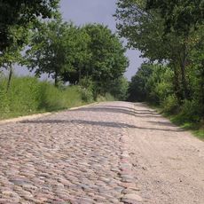 Pflasterstraße mit Sommerweg