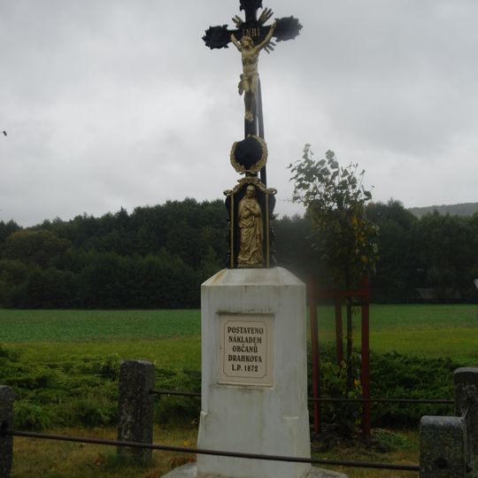 Kříž v Drahkově na rozcestí