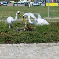 Plastika čápů na Tyršově náměstí v Mimoni