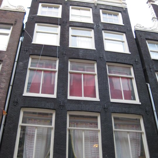 Pand met gevel onder gesneden rechte lijst met consoles