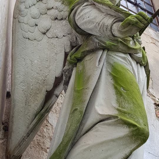 Památník východně od kostela v Lindavě