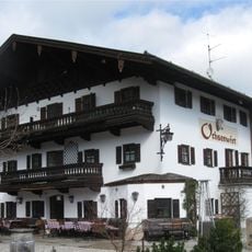 Ehemals Bauernhof, Einfirsthof, jetzt Gasthof, sog. Ochsenwirt