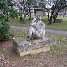 Plastika Chlapec s vlašťovkou v Praze-Vokovicích