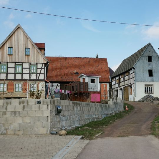 Wohnstallhaus, Seitengebäude, Scheune und Torpfeiler eines Dreiseithofes Am Anger 12