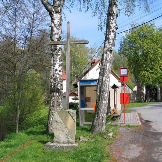 Dřevěný pamětní kříž na Okoři