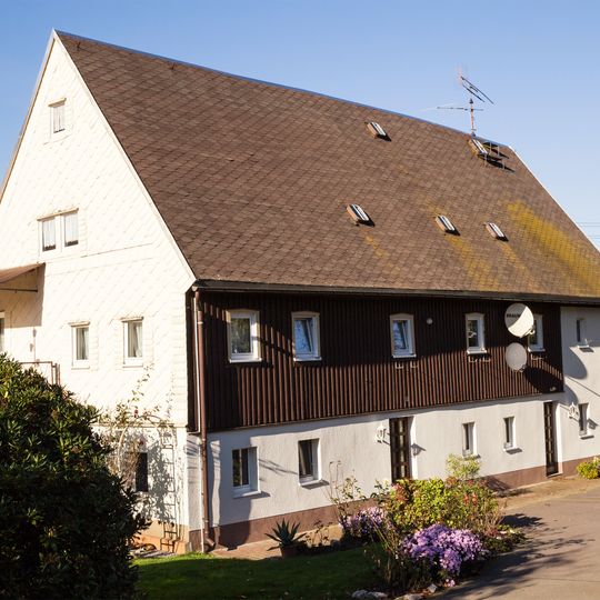 Einzeldenkmal in o. g. Sachgesamtheit: ehemalige Bergschmiede, heute Wohnhaus Vereinigt Feld 1