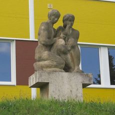 Socha dětí s holubicí před školou v Plynárenské ulici v Teplicích