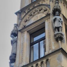 Sochy na nároží domu Řeznická 1