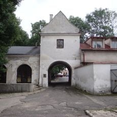 Zabudowania gospodarcze (wzdłuż ogrodzenia dziedzińca klasztornego od wewnątrz)