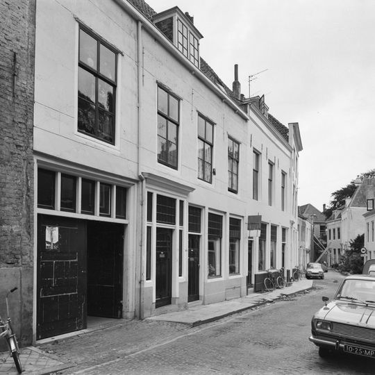 Overbouwde poort naar het achterterrein van het gymnasium