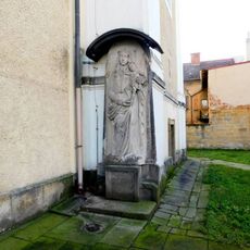 Reliéf Panny Marie s Ježíškem u kostela Narození Panny Marie v Hořicích