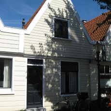 Houten dijkhuis met tuitgevel (puntvormig voorschot)