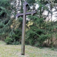 Dřevěný kříž na místě bývalého hřbitova u Mirošovského lágru