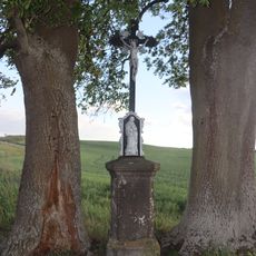 Kříž u památných stromů Dva jasany u Trnavy