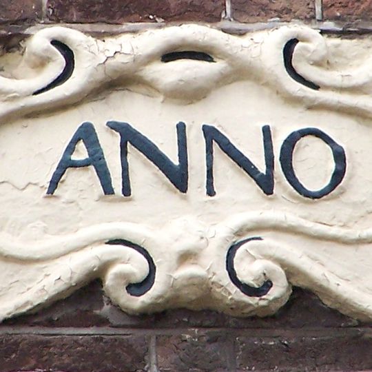 Hoekhuis met gevel onder klokvormige top