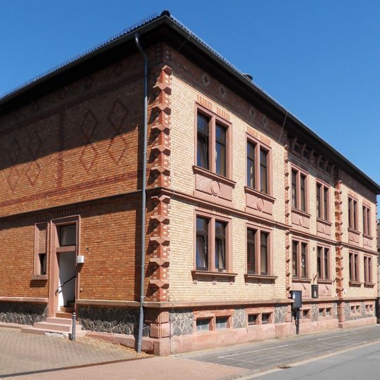 Schule mit Spritzenhaus