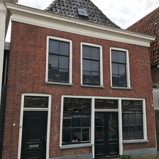 Pand met verbrede voorgevel en rechte kroonlijst onder zadeldak