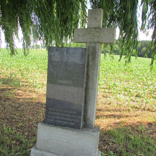 Pomník Josefa Mareše severně od Skrýšova