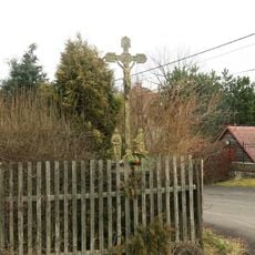 Kříž v zahradě domu 329 v Království