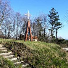 Kříž v Hněvnicích na místě zaniklého kostela