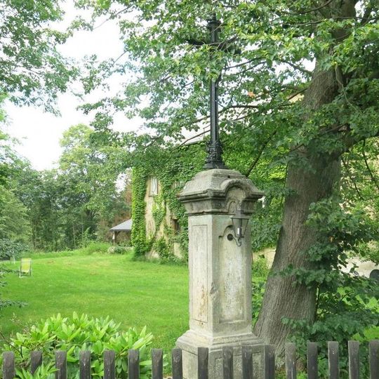 Kříž v zahradě domu 200 v severní části Skalice u České Lípy