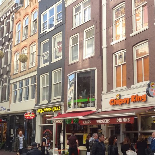 Pand met gevel onder triglyfenlijst met getoogde verhoging in het midden