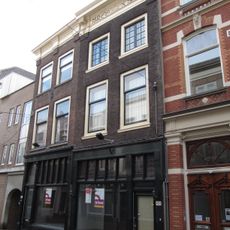 Pand met gevel met gesneden lijst en consoles