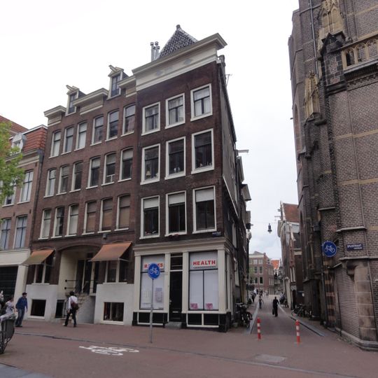 Hoekhuis met voorgevel onder rechte lijst en overgebouwde zijgevel met dakkapel met trappentop