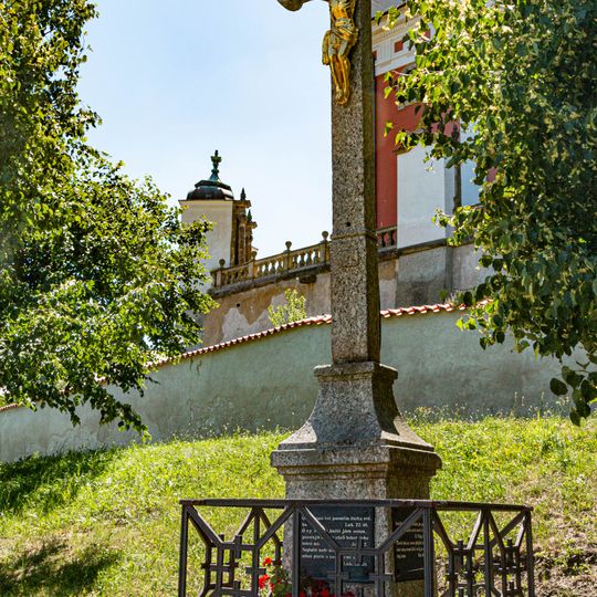 Pamětní kříž v Luži u kostela panny Marie