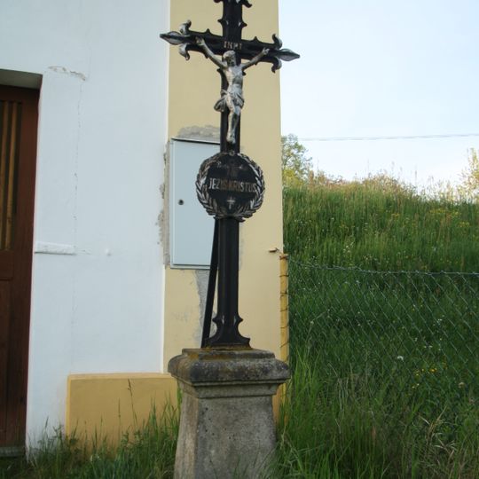 Kříž u kaple v Lažanech