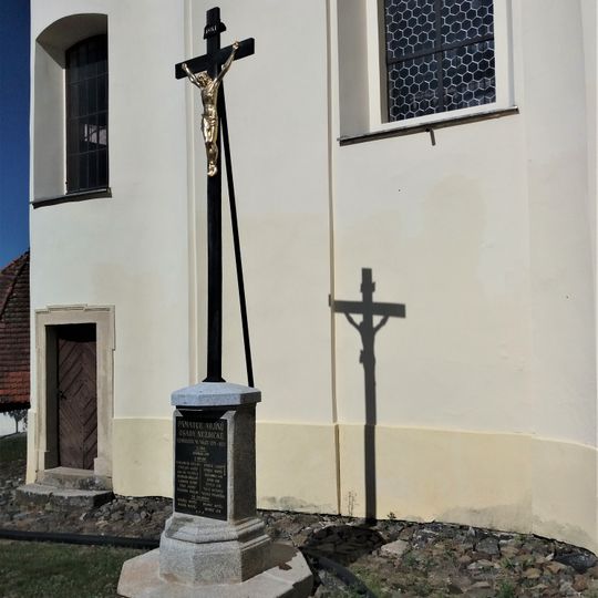 Kříž u kostela v Nezdicích